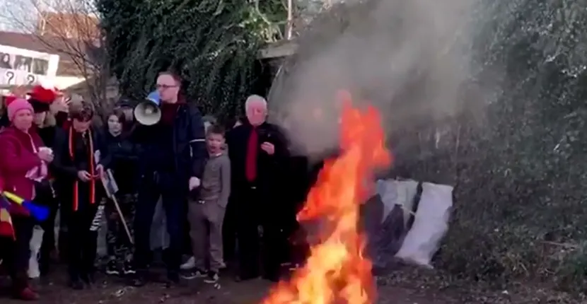 Familiile Alexandrei și Luizei au făcut foc în fața casei lui Gheorghe Dincă