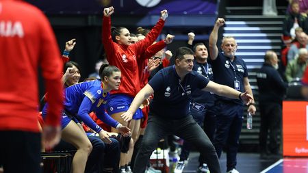 Selecționerul Florentin Pera, gest fantastic la ultimul time-out al partidei cu Japonia! Mesajul fabulos pe care l-a transmis jucătoarelor, chiar acolo, pe teren: a dat frâu liber sentimentelor!