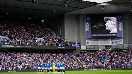 Fanii unui club scoțian de mare tradiție au scandat „Lizzie e într-o cutie” în timpul minutului de reculegere ținut pentru regina Elisabeta a II-a a Marii Britanii!
