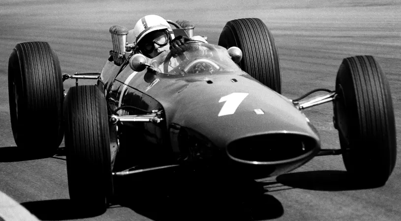 A murit John Surtees, singurul om din lume care a câștigat titlul mondial și în Formula 1, dar și în motociclism

