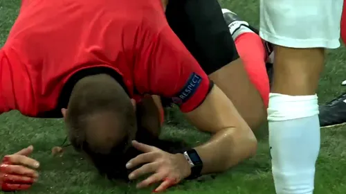 Imagini horror la un meci din Europa League. Arbitrul s-a prăbușit pe gazon după ce a fost lovit în cap cu o cutie de bere | VIDEO
