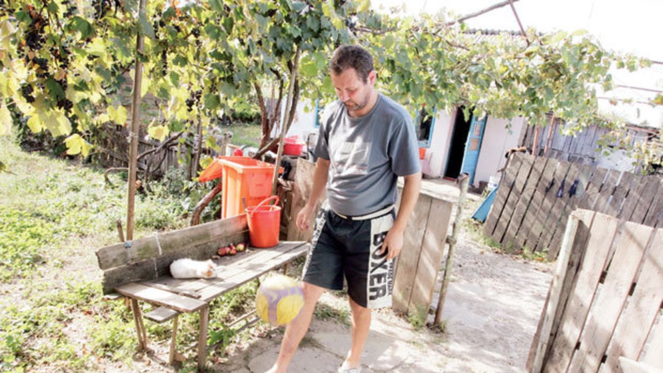 Viață fracturată ireversibil!** Ardeleanu își amintește drama din 1999: "Am vrut să-l bat pe Lăcătuș!" Acum își îneacă amarul în alcool, într-o sărăcie lucie