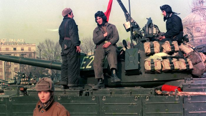 21-22, cine-a tras în noi? Mărturia unui ofițer: la Revoluție s-a murit din cauza prostiei și a haosului din Armată. "Majoritatea soldaților nu știau să pună cartușele în încărcătoare. Am văzut ofițeri superiori care nu mai judecau rațional. Își făceau necesitățile în sticle"