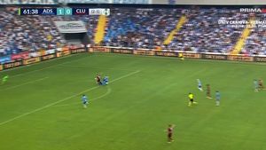 Fază controversată la Adana: CFR Cluj a primit penalty la o fază în care Bîrligea e faultat clar! Fundașul Gravillon a fost și eliminat | VIDEO