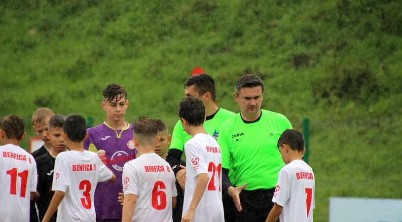 Cristi Balaj a arbitrat copiii de la Țara Hațegului Junior's Cup pe o ploaie mocănească și le-a oferit 50 de mingi