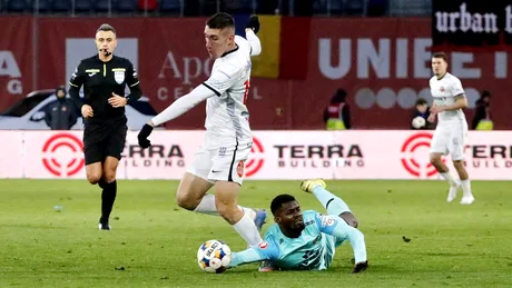 Arbitru cu ecuson FIFA la centrul jocului de baraj dintre FC Hermannstadt și FC Voluntari