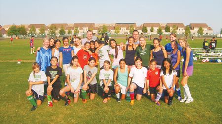 "Vampirițe" cu crampoane!** Școala Americană din București dă cea mai tânără echipă de fotbal feminin