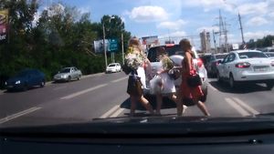 VIDEO - Accident produs de trei fete în Rusia