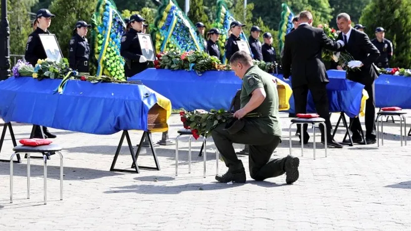 Durere, tristețe și lacrimi, la înmormântarea poliţiştilor din Viniţa, ucişi de bombele ruşilor. Un oraş întreg a îngenuncheat în fața celor 9 sicrie