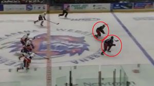 VIDEO Ingeniozitate sau nebunie? Un portar s-a panicat când 2 adversari au scăpat pe contraatac și a recurs la un gest incredibil