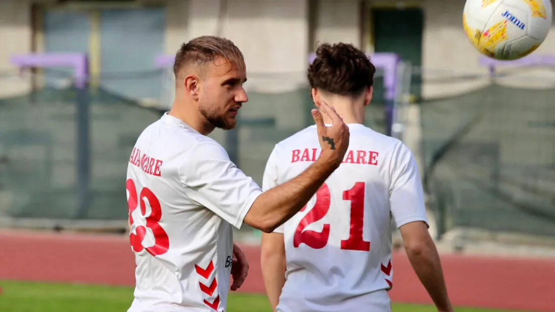 Sergiu Ciocan, fotbalist și arbitru. Mijlocașul joacă în Liga 3 și este ”central” în Liga 4 și în Liga 5