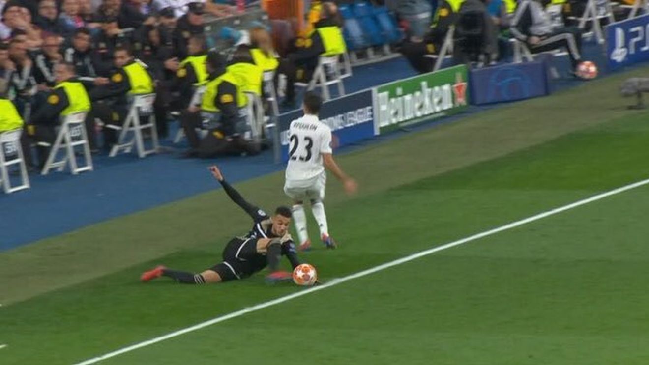 VAR-ul nu a ajutat Realul! FOTO | Felix Brych, în fața celei mai grele decizii din istoria recentă a fotbalului: golul de 3-0 pentru Ajax, validat pentru un centimetru