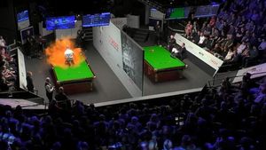 Scene halucinante la Campionatul Mondial de snooker! Așa ceva nu s-a mai întâmplat! Un protestatar s-a urcat pe masă în timpul meciului și a distrus-o după ce a împrăștiat un praf portocaliu! La masa alăturată s-a încercat același gest extrem! VIDEO