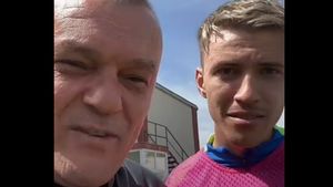 „Vino, mă, încoace! Unde te duci? Câteodată îmi vine să-l păruiesc”. Gheorghe Mustață, live uluitor cu Tavi Popescu, înainte de FCSB - CFR Cluj