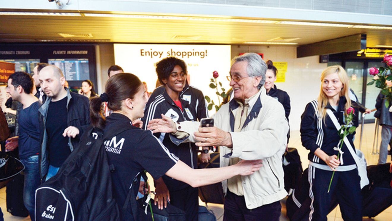 Adio, Vâlcea: două handbaliste importante au anunțat că nu mai continuă la Oltchim! **Fetele au revenit în România! Cum au fost întâmpinate pe aeroport