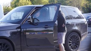 „Magnatul” Iorgulescu, „Împăratul” Olăroiu şi „Şeicul” Rădoi, parcare de sute de mii de euro! Cu ce bolizi de lux şi-au făcut apariția „greii” fotbalului românesc | FOTO EXCLUSIV