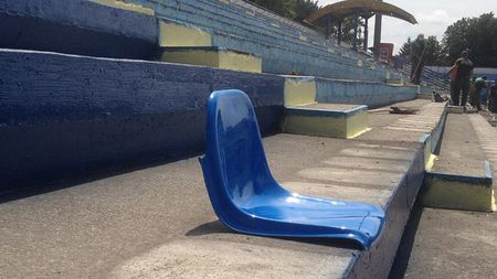 Scaune noi la arena din Copou. Se lucrează la foc continuu pentru ca meciul cu Hajduk Split să se dispute la Iași