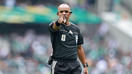Moment de uluială la Cupa Mondială! Arbitrul a încercat să explice decizia, dar nimeni nu a înțeles nimic