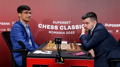 Ian Nepomniachtchi, victorie contra lui Alireza Firouzja, în runda a doua a etapei Superbet Chess Classic Romania 2022! Eveniment caritabil, dedicat șahului, deschis publicului din România