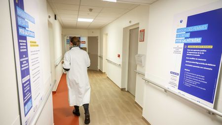 O femeie nu poate avorta, chiar dacă sarcina îi pune în pericol viața! Legea care nu mai obligă spitalele să acorde ajutorul de urgență stârnește controverse: „Nemernicilor!”