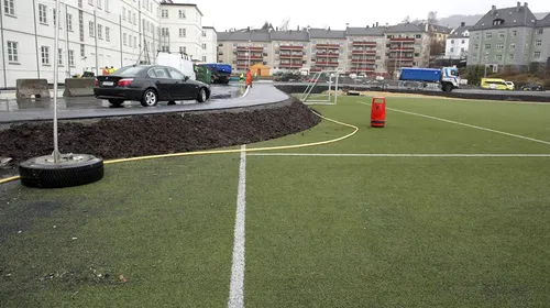 INCREDIBIL – Consiliul local a construit un DRUM chiar prin careul de 6 metri al terenului unui club din Norvegia