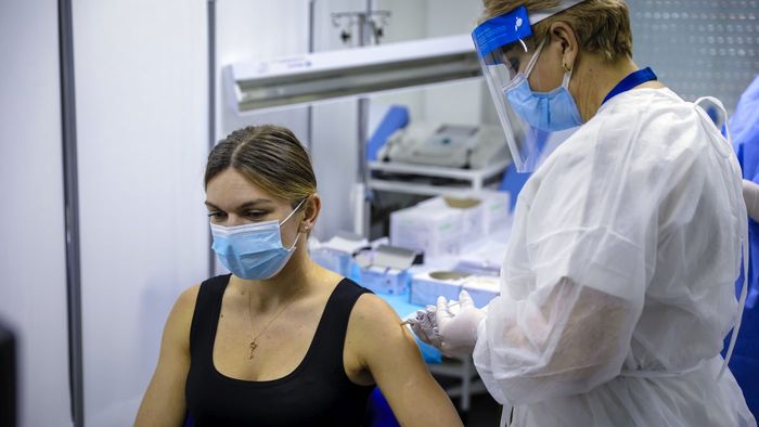 Simona Halep a mers să se vaccineze anti COVID-19: „Sper să nu am reacții adverse!”. Cum și-a făcut apariția cea mai bună jucătoare de tenis a României, după eliminarea de la Australian Open | FOTO & VIDEO