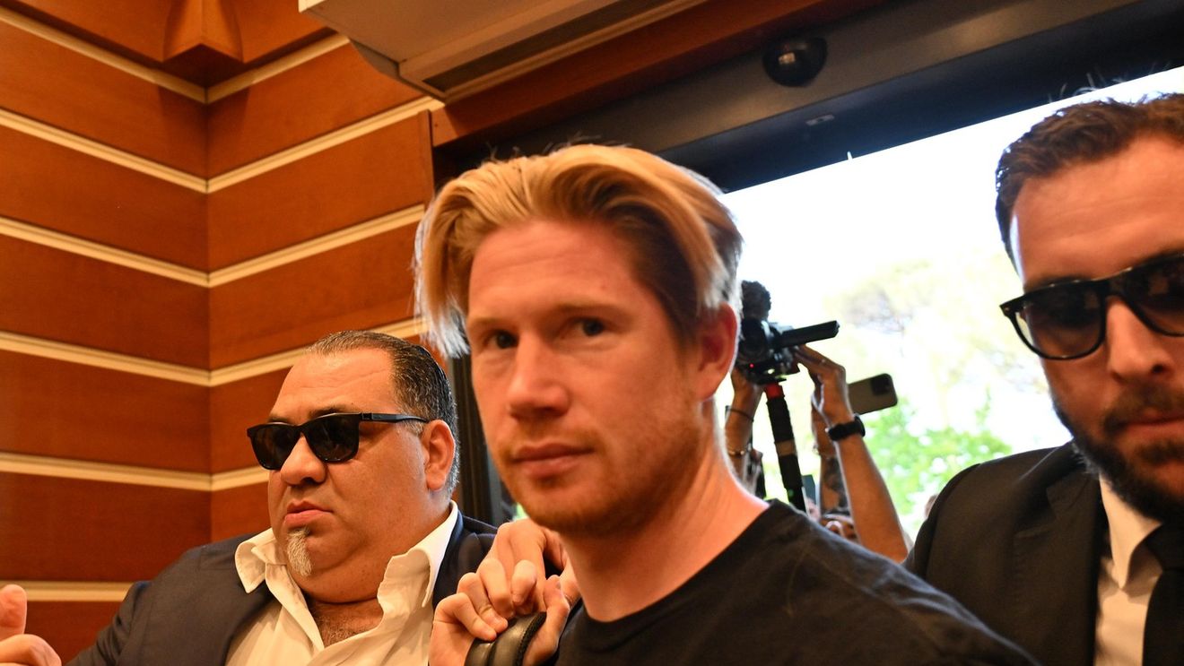 Kevin De Bruyne n-a scăpat nici la Roma de asaltul fanilor napoletani. Startul belgian a efectuat vizita medicală şi va semna pe 2 ani cu campioana Italiei
