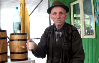 Viața la 102 ani, în munții Buzăului. „Legendarul” Gică Baciu, exemplu de vitalitate, muncește cât e ziua de mare VIDEO