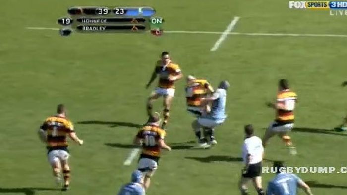VIDEO** I-a țâșnit sângele din ureche! Vezi cea mai dură intrare din rugby!