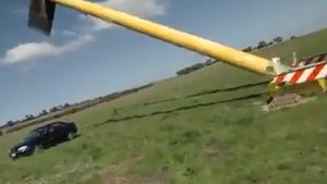 Răzbunare fără limite! Și-a cheltuit TOȚI BANII ca să-și pună un amic "în genunchi"! VIDEO Cum l-a făcut să urle în fața calculatorului