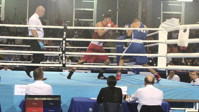 Boxerul Andrei Arădoaie s-a calificat în finala categoriei semigrea la Campionatul Uniunii Europene de la Valladolid. Dinamovistul se va bate pentru aur cu englezul Benjamin Wittaker