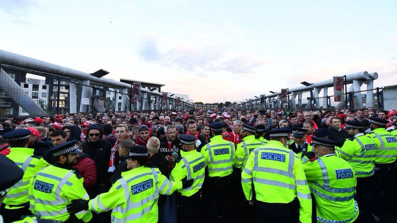 Nebunie în Londra, înainte de Arsenal - Koln! VIDEO | 20.000 de nemți au luat orașul cu asalt, la revenirea în Europa după 25 de ani. Startul meciului a fost întârzia o oră, mii de ultrași fără bilet au forțat intrarea în stadion