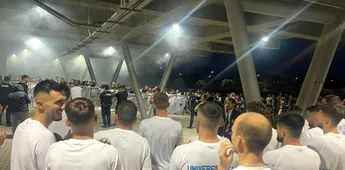 Spectacol în Bănie! Cum i-au încurajat fanii din Peluza Nord pe jucătorii Universităţii Craiova înaintea returului cu Zorya: „Demonstraţi că aveţi valoare!” Mirel Rădoi, alintat de fani | FOTO