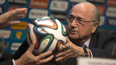 Blatter, strâns cu ușa de sponsori după scandalul de corupție "mită pentru Qatar 2022": "Ne afectează imaginea"