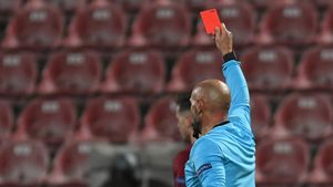 Observator al Federației Române de Fotbal, suspendat și amendat drastic după ce a fost denunțat de un arbitru! Este acuzat că a încercat să intermedieze mituirea brigăzii la un meci de campionat! Reacția sa | EXCLUSIV