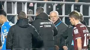 Marius Şumudică, scandal cu Emil Pieleanu la pauza meciului Rapid - Universitatea Craiova. Antrenorul giuleştenilor şi oficialul oltenilor s-au luat la ceartă direct pe gazon şi totul a continuat pe tunel