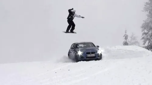 VIDEO:** Show pe pârtia din Predeal, doi schiori se întrec cu un BMW Seria 1 xDrive