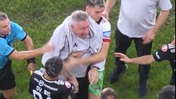 Cristiano Bergodi, imagini halucinante! A sărit la bătaie cu un fan al lui Dinamo: a luat roşu şi a fost ținut cu greu!