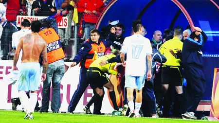 VIDEO INCREDIBIL** Borski a recidivat! "Coșmarul" Stelei a făcut praf un meci în 2005 și a fost călcat în picioare de fani și jucători!