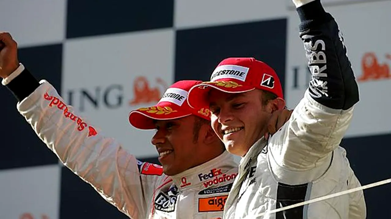 Hamilton, victorie la pas în China: motorul lui Verstappen a cedat pe linia de start-sosire, transformând ultimele trei tururi într-o paradă de onoare în spatele mașinii de siguranță. Tușa de umor adăugată de Pastor Maldonado