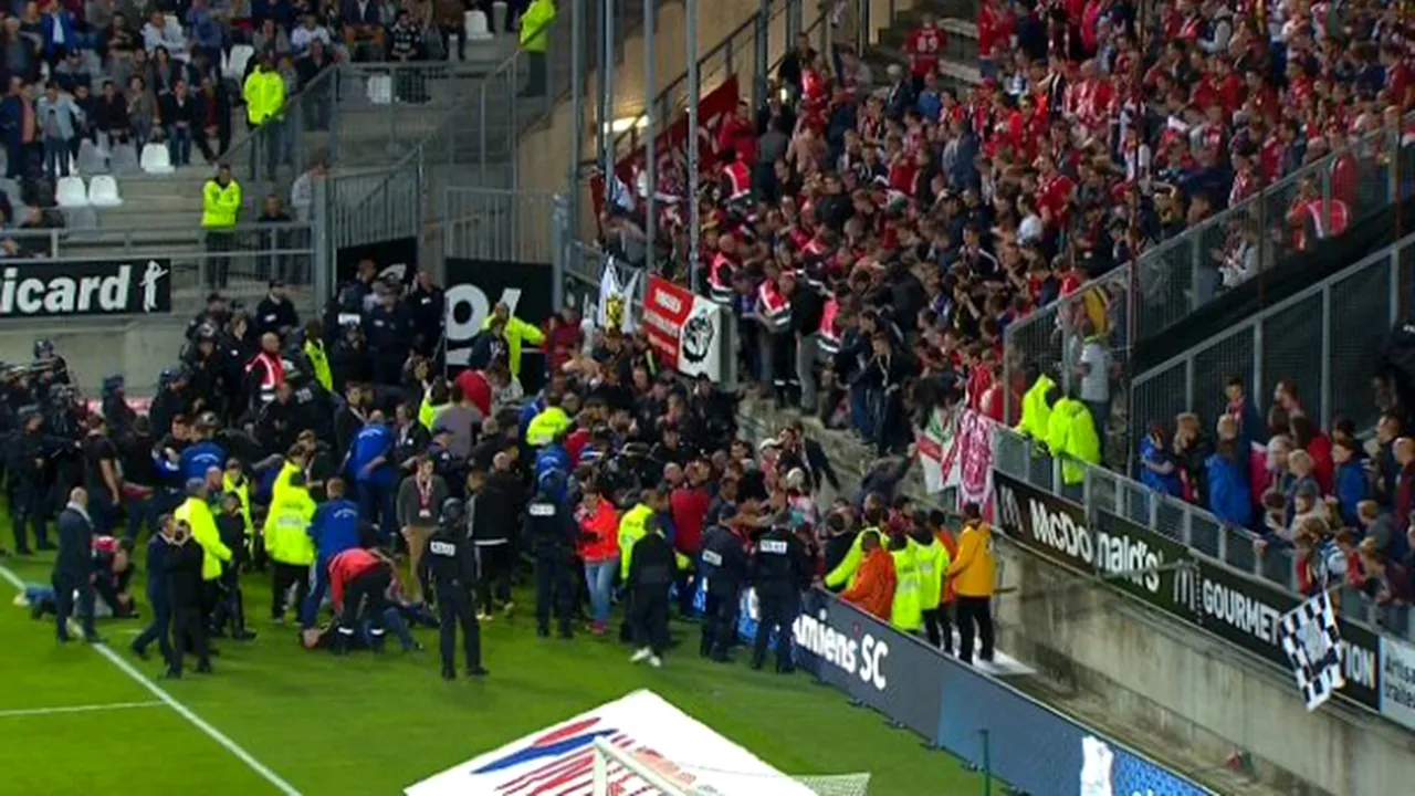 VIDEO | Momente șocante la meciul dintre Amiens și Lille. Aproximativ 100 de suporteri s-au prăbușit cu balustrada tribunei: 26 de răniți, 4 în stare gravă! 
