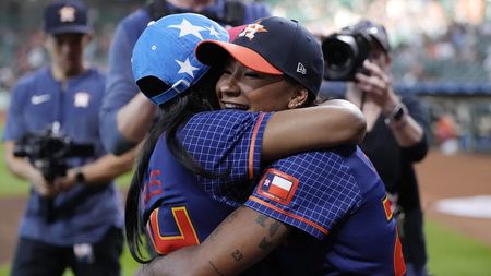 Jordan Chiles și Simone Biles, imagini virale. Au încercat tricourile personalizate ale echipelor Boston Celtics și Boston Bruins, iar fotografiile lor au încins imaginația fanilor