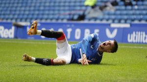 Steven Gerrard, deranjat de un gest al lui Ianis Hagi. Jucătorul român a fost aproape de o accidentare ciudată la Glasgow Rangers