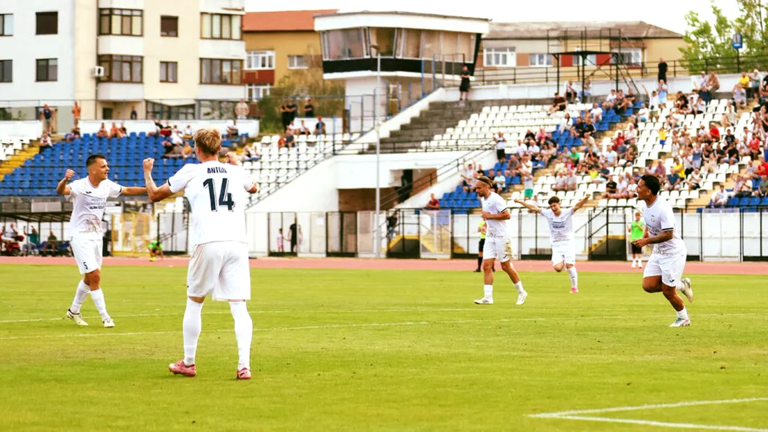 Campanie de achiziții halucinantă la CSM Unirea Alba Iulia, cu 25 de jucători aduși după ratarea promovării în Liga 2! Ultimii nou-veniți sunt un fundaș despărțit rapid de Vâlcea și cu un atacant congolez