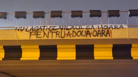 Protest la Piatra Neamț! Suporterii Ceahlăului au împânzit orașul cu bannere de susținere a clubului: ”Ne cerem scuze că la «locale» am pus ştampila pe oameni fără onoare” și ”Nu lăsaţi Ceahlăul să moară pentru a doua oară”