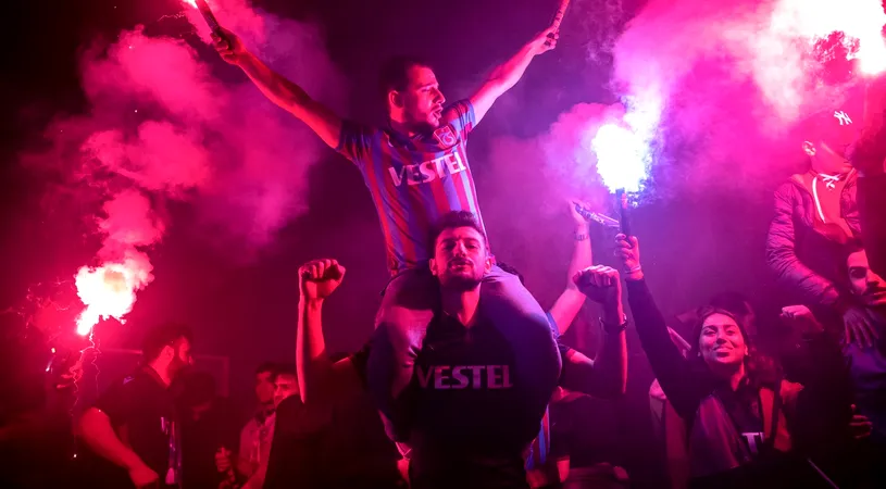 Nebunie în Turcia! Fanii au invadat terenul. Trabzonspor, campioană surpriză cu trei etape înainte de final! Jucătorul refuzat de FCSB a făcut sezonul carierei | FOTO&VIDEO
