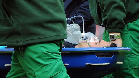 VIDEO Anglia rămâne patria FAIR PLAY!** Gestul EMOȚIONANT făcut de fanii lui Liverpool față de un fost jucător al rivalei Everton, scos din teren cu masca de oxigen