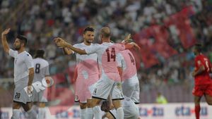 Timișoara petrece CA LA 18 ANI: adolescentul Bărbuț i-a îngenuncheat pe "câini"! ACS Poli - Dinamo 2-0