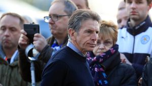 Claude Puel trebuia să fie în elicopter, alături de patronul Vichai, dar s-a răzgândit în ultimul moment. VIDEO | Antrenorul lui Leicester a apărut în fața reporterilor cu un discurs emoționant: "Va fi o onoare să jucăm în memoria lui"