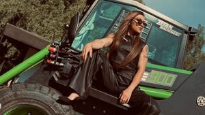 Vice-campioana olimpică, ședință foto pe tractor. Sportiva din Onești are un număr impresionant de urmăritori